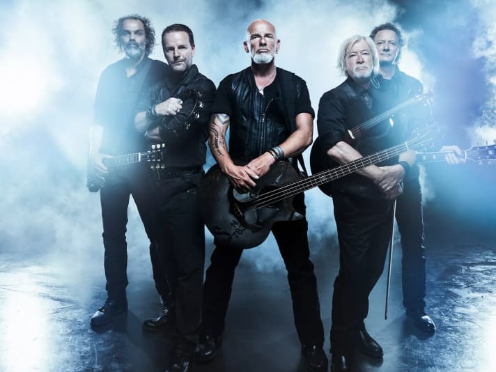 Il gruppo folk-rock "Santiano" con il proprietario di "Capella", Björn Both, come cantante.