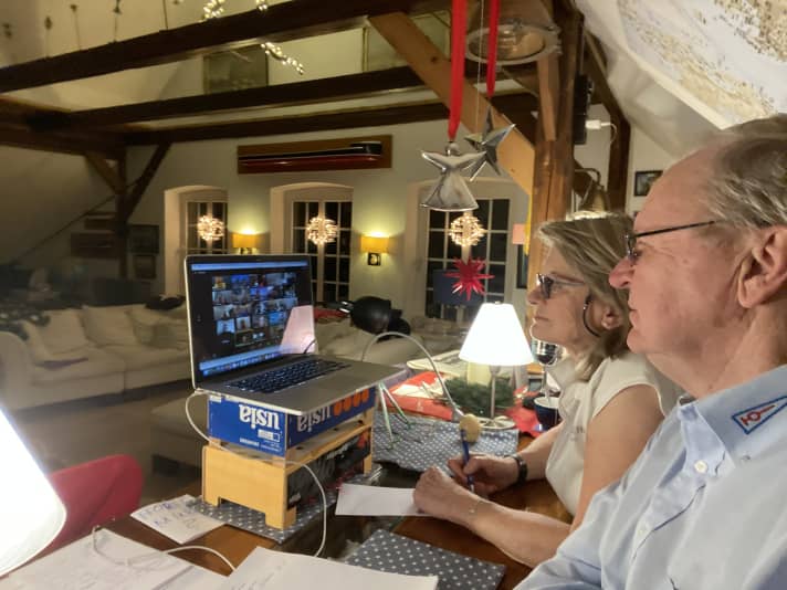 Alle zwei Wochen verwandeln Bert und Marlene Frisch ihr Wohnzimmer  ins “Hochseestudio Cuxhaven” und gehen via Zoom auf Sendung