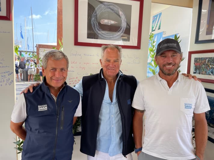 Glückliche “Schwanenväter”: Nautor-Swan-Eigentümer und Mode-Magnat Leonardo Ferragamo (M.), One-Design-Sportchef Federico Michetti (r.) und CEO Giovanni Pomati hatten in Porto Cervo nach vierjähriger Corona-Zwangspause viel Grund zur Freude an ihrem alle zwei Jahre ausgetragenen Rolex Swan Cup