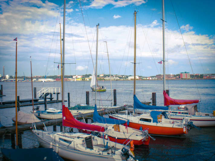 Clearing after the passage of a cold front. The sky clears and calm returns. Earlier, violent gusts had briefly shaken the rigs and mooring lines of the boats in the harbour. Woe betide anyone who was still on the water and hadn't reefed in time