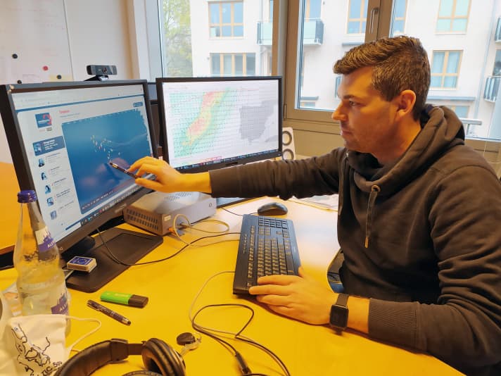 Sebastian Wache hat das Wetter für die Segler immer im Blick, begleitet sie auf ihren Etappen auf allen
 Weltmeeren und berät im Notfall auch sofort am Telefon. Das oberste Ziel dabei ist, immer die 
Sicherhei
t der Crew im Blick zu haben