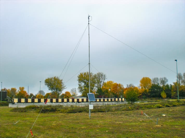 In zehn Meter Höhe wird an einem Messmast die Windgeschwindigkeit ermittelt, hier mit einem Sonic-Anemometer