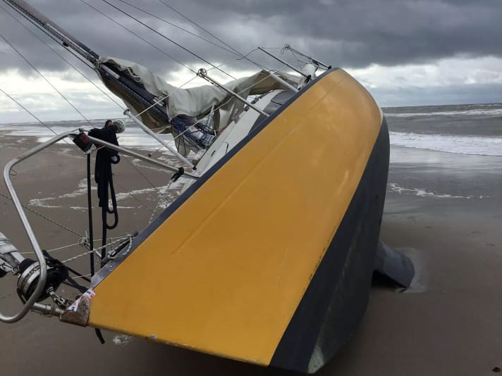 Gestrandete Yacht an der dänischen Nordseeküste