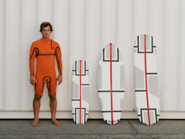 Nikolas Plytas mit seinem Sonder-Neo und den speziell designten Boards