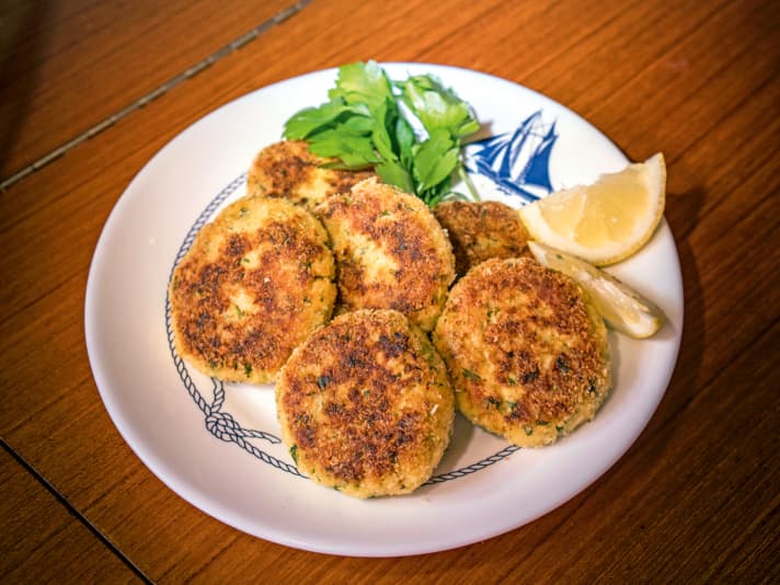 Cooking on board: Crab cakes with a dip