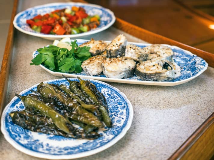 Kochen an Bord Seehecht mit Tomatensalat und gebratenen Paprika