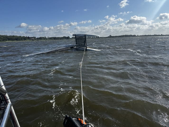 Zu viel Wind, um den Sportkatamaran allein wieder aufzurichten, die Seenotretter kamen zu Hilfe