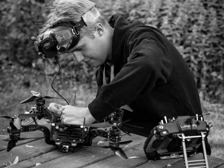 Un professionnel avec un appareil de vol haut de gamme. C'est David Luther qui a tourné les images de drones. Il a sa propre société de production, vole avec des VTTistes dans la forêt, avec des motocrossmen sur des tremplins ou au-dessus de la scène de concerts live.