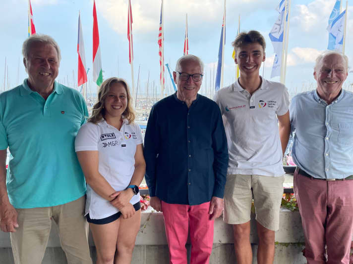 Qui Ole Schweckendiek era già in fila con le leggende della vela tedesca alle celebrazioni estive per i 50 anni delle Olimpiadi presso il Centro Olimpico di Kiel-Schilksee. Hanno partecipato anche Ulli Libor (3° da destra), Heinz Laprell, Hans-Christian Schröder e la medaglia di bronzo olimpica di Nacra 17 e collega di club Alica Stuhlemmer.