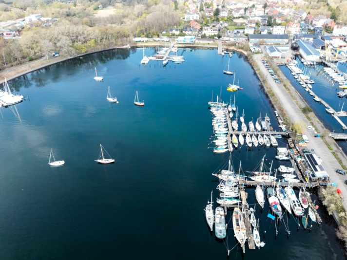 Das Plüschowbecken aus der Vogelperspektive: Rechts liegt der Anlieger der Schwentineflotte, oben das Gelände der Yacht-Werft Kiel und der Bay Kiel.