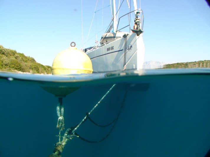 Yacht an Muringboje. Damit wird verhindert, dass Anker den stellenweise empfind­lichen Meeresgrund umgraben