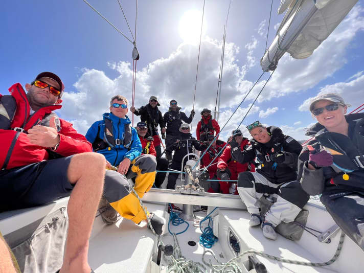 Die Crew der “Flying Fish Arctos” für das 77. Rolex Sydney Hobart Yacht Race. Ben Deifel ist mit blauer Jacke links im Bild zu sehen