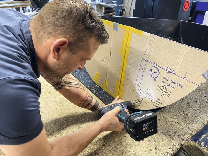 The cardboard template helps to determine the exact position of the inlet and outlet. This avoids transmission errors
