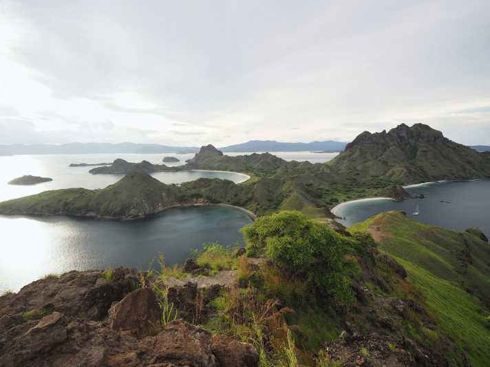 Die Inseln wirken so gar nicht tropisch. Sie sind grün, dichter Regenwald aber fehlt. Dafür gibt es Traumbuchten und -strände