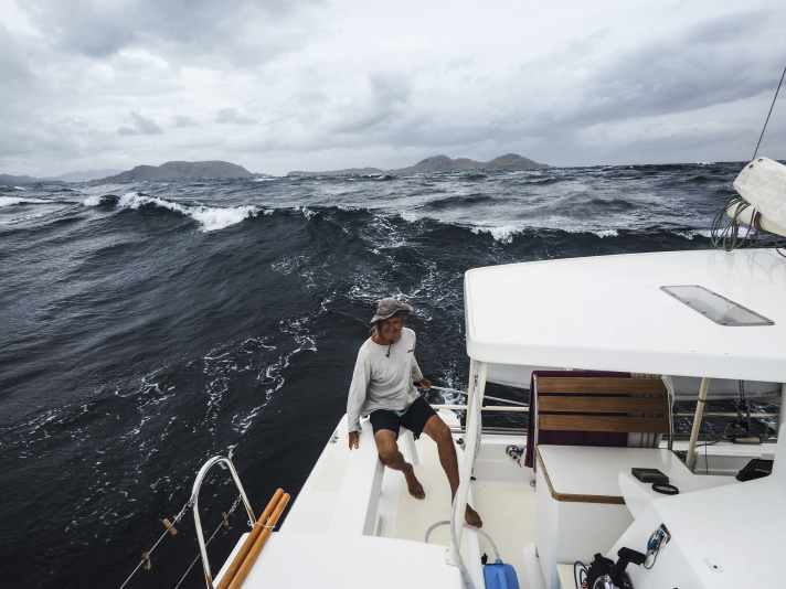 Il vento contro le onde e le correnti crea un mare caotico