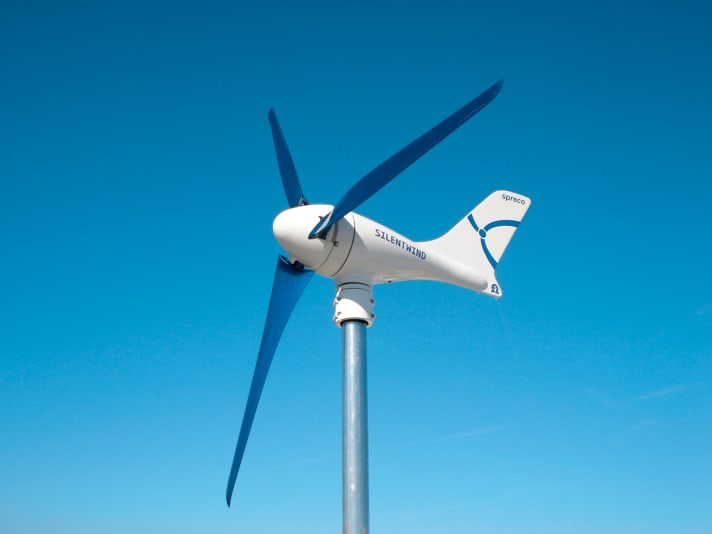 Grazie alla combinazione di celle solari, generatore eolico e alternatore, lo yacht rimane autosufficiente a lungo termine e la cucina rimane calda.