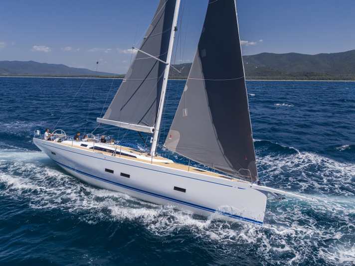 Grand Soleil 52 : longueur de la coque 16,20 m, largeur 5,15 m, poids 16,5 t, à partir de 819 900 euros