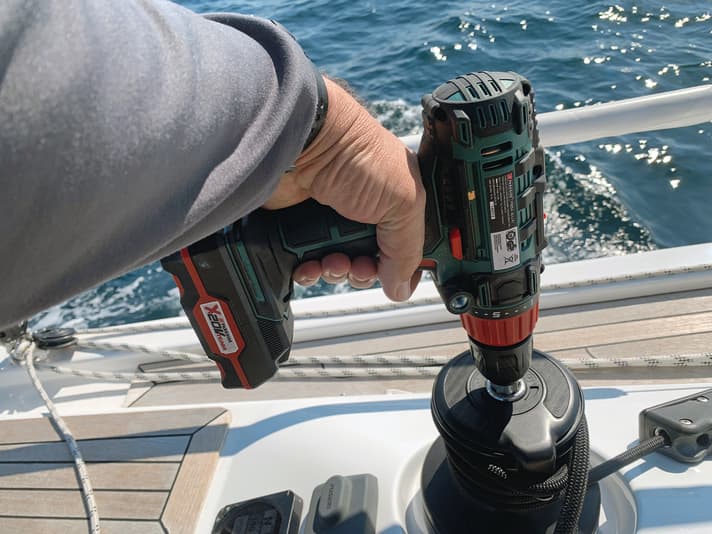 L'argano viene azionato elettricamente con un minimo sforzo, utilizzando un cacciavite a batteria.