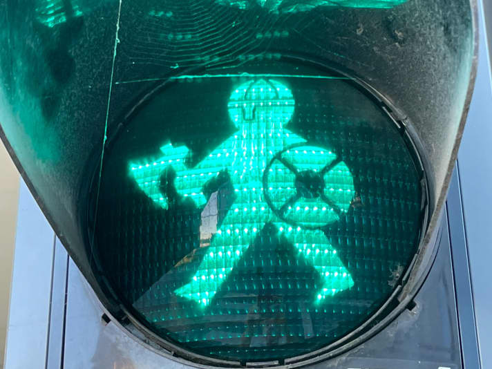 Un Viking vert signifie "marcher", un rouge "se tenir debout".