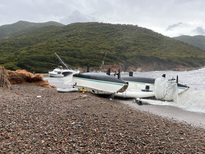 Il catamarano in mezzo alle onde