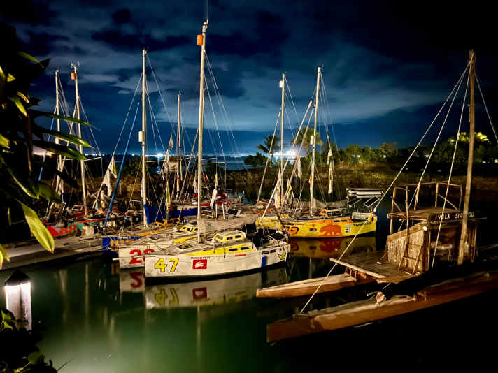 Die Zeit in Fidschi verbrachte die Mini-Globe-Race-Flotte in der Vuda Marina.