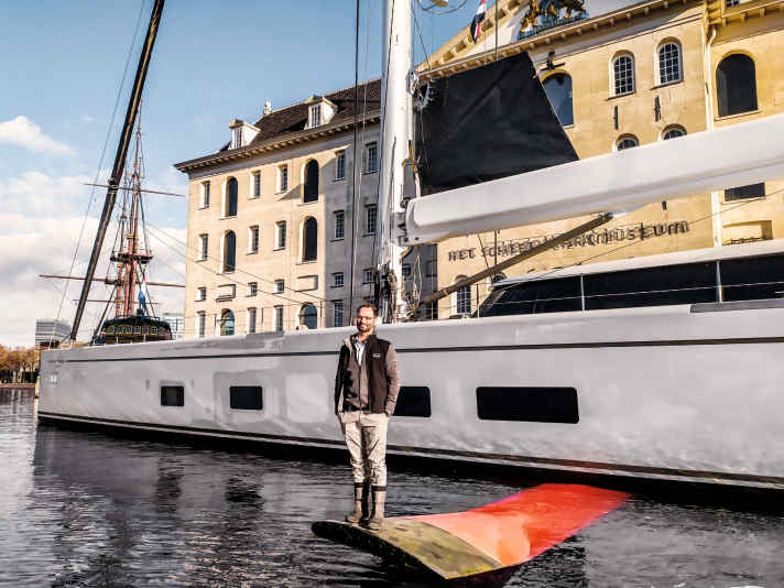 Ausflug in Amsterdam: Mattia Belleri posiert auf dem voll ausgefahrenen Flügel mit dem Schifffahrtsmuseum im Hintergrund. Der langjährige „Canova“-Kapitän mit Ingenieurs-Hintergrund betreute den komplexen Bau für den Eigner auch als Projektmanager.