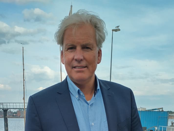 Lawyer Hans Köster from Flensburg. The passionate sailor is an honorary member of the board of the Schleswig-Holstein State Sailing Association and is responsible for environmental issues