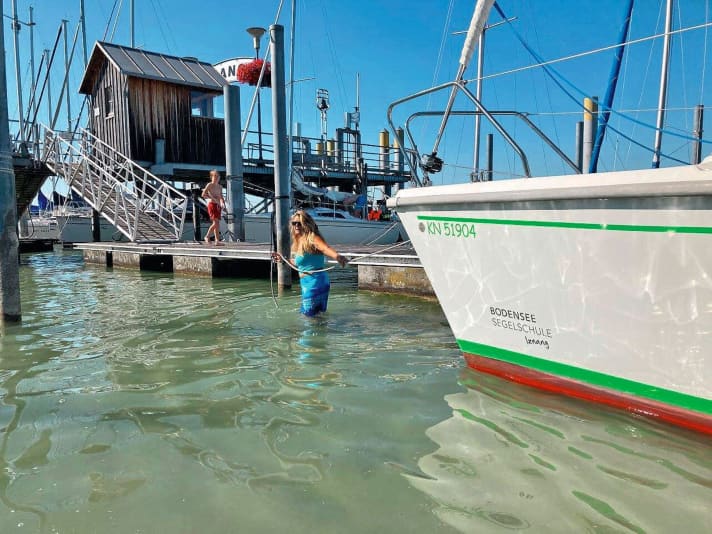 Lorsque l'eau arrive à peine à la taille, comme ici à Iznang, de nombreux bateaux doivent être sortis de l'eau.