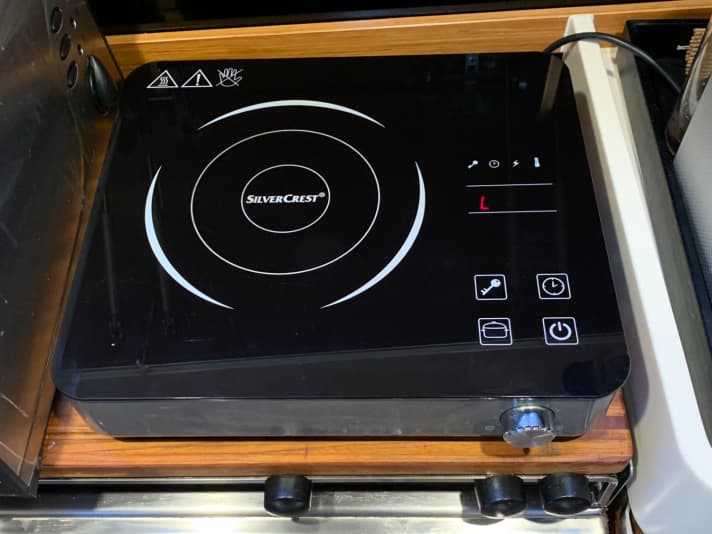 In the harbour with 230 volts or at anchor with a powerful inverter, the induction hob saves gas