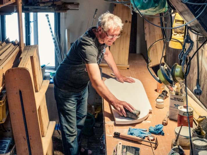Sous le toit de son atelier à Hambourg-Ottensen, il y a toujours quelque chose à faire pour le propriétaire de deux dériveurs historiques.