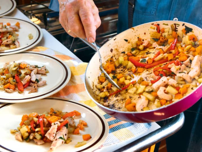 Cuisiner à bord Poêlée de légumes à la dinde fumée