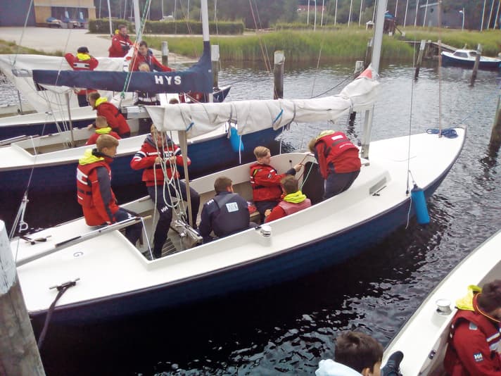 L'encouragement de ses élèves adolescents à vivre des expériences pédagogiques en l'absence des filles, ici à l'AHD de Glücksburg, fait partie de l'offre de ce professeur de voile convaincu qu'est Koch.