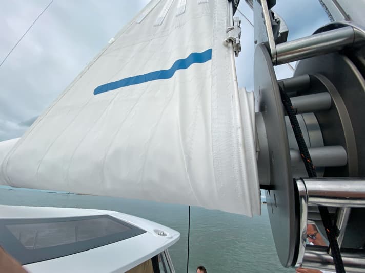 Lors de la récupération, la voile est enroulée avec une drisse bien tendue. Cela assure un guidage correct, mais expose aussi la toile à une forte traction. Les plis sont inévitables.