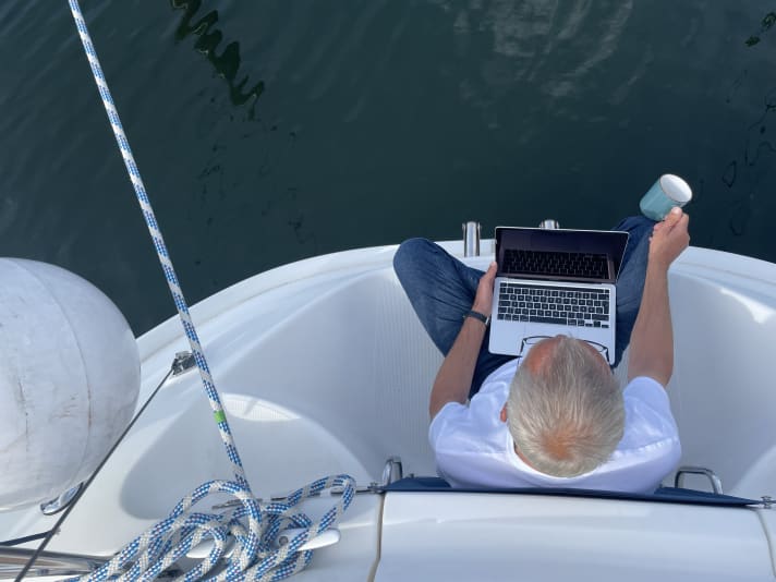 yacht/laptop-an-bord-webinare-5156_508492bbd84a50c79856e2ffb7bca2d5