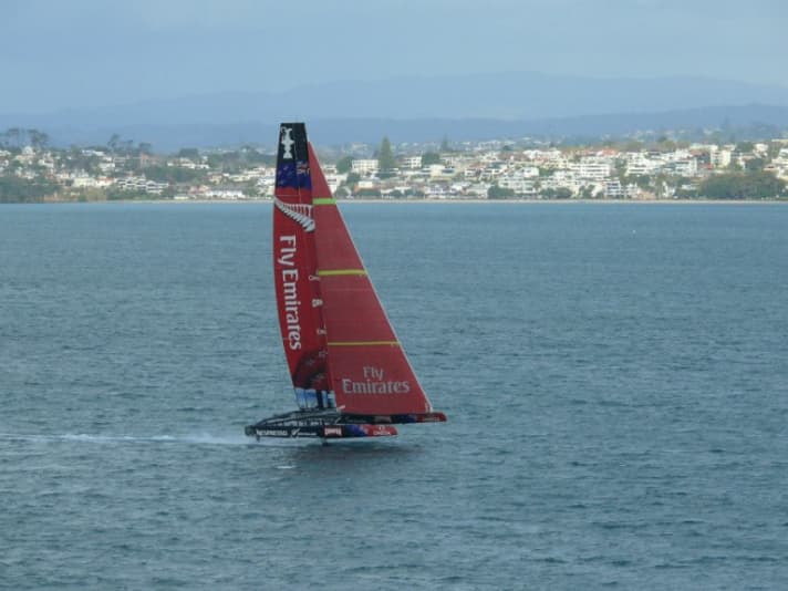 Dieses Bild ging um die Welt: die erste veröffentlichte Sichtung des ersten foilenden Katamarans beim America’s Cup