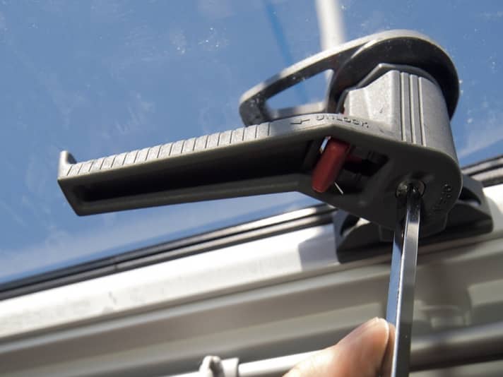 Parfois, il suffit de resserrer les fermetures des écoutilles pour que le bateau reste au sec.