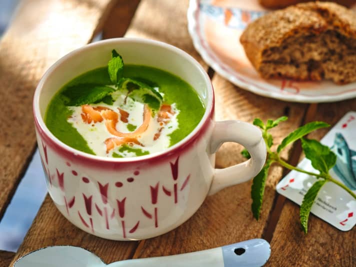 Cuisiner à bord : soupe aux petits pois verts à la menthe et au saumon fumé
