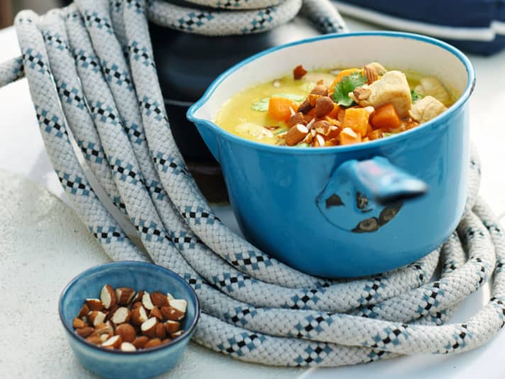 Cuisiner à bord : poulet au curry et à la noix de coco, accompagné de patates douces