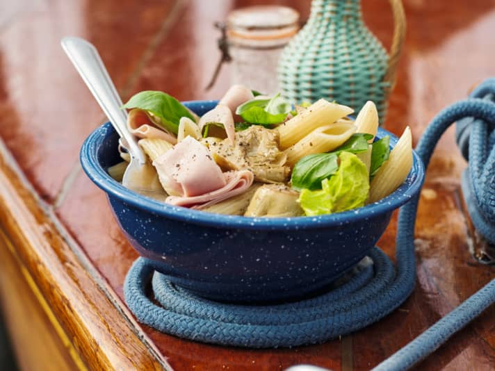 Kochen an Bord Nudelsalat mit Mortadella, Basilikum und Artischocken 