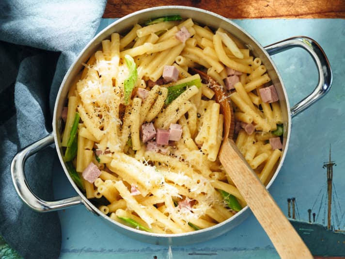 Cuisiner à bord : macaronis au jambon et aux oignons nouveaux