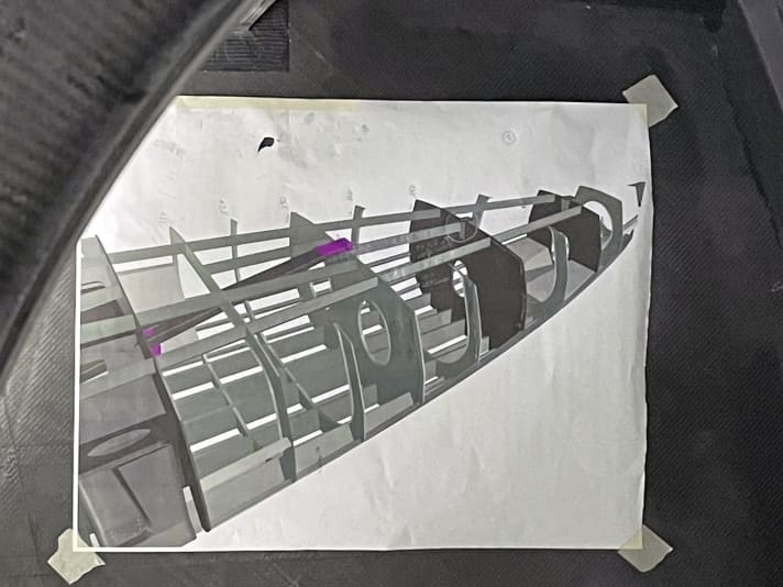 Un espacement étroit entre les cloisons, les membrures et les cordages assure la solidité - et le poids