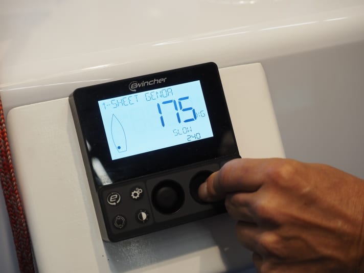 More than just buttons. The speed of the winches can be infinitely adjusted, the display shows which winch is in operation, the load on the line and the limit at which the winch switches off