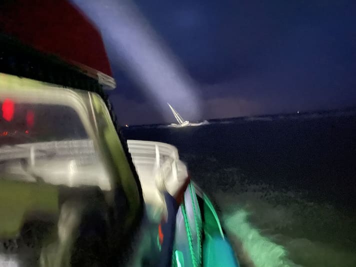 Auch bei Nacht im Einsatz: Die Seenotretter kommen der gestrandeten Yacht zu Hilfe