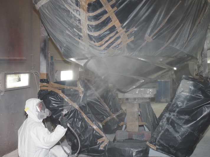 A total of six layers of epoxy resin are sprayed on. This ensures a good moisture barrier and provides reliable protection against osmosis. The bracing is staggered several times to create a homogeneous underwater hull