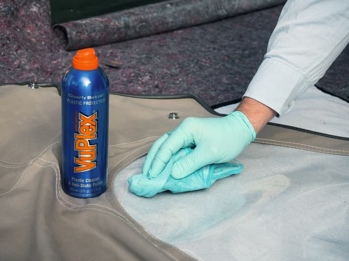 Sprayhood windscreens are sensitive. Water stains and dirt can be gently removed with <a href="http://www.vuplex.de" target="_blank" rel="noopener noreferrer nofollow">Vuplex</a>. Spray on and polish with a clean microfibre cloth to remove even light scratches | YACHT/H.  Schmidt