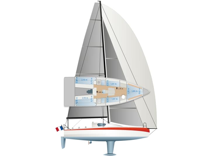 Semplice ed estremamente efficiente: per regolare l’inclinazione dello strallo, l’albero rigido in carbonio viene regolato tramite i paterazzi. Un arsenale da regata comprende numerose vele di prua.