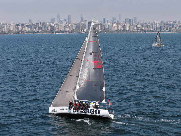 Des conditions de vent prévisibles et un yacht de type Gorbon 28 adapté à la régate ont convaincu la novice en voile. Pour s'entraîner, elle a rejoint l'Alize Sailing Club d'Istanbul.