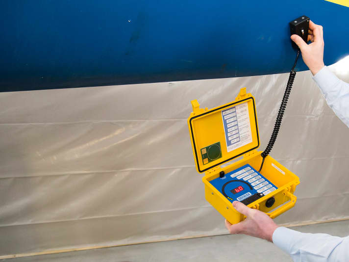 Une mesure de l'humidité sur la coque ne permet pas de déterminer la présence d'osmose.