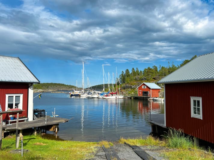 Les ports sont généralement de petites jetées avec des bouées de poupe et quelques maisons en bois, comme ici à Bönhamn
