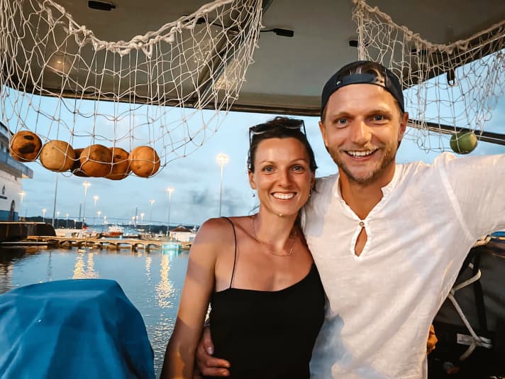 Paulina Lewandowski e Mathias Salomon hanno entrambi quasi 35 anni e stanno facendo il giro del mondo a bordo di un Reinke 13M. Prima del viaggio, Mathias aveva già attraversato l'Atlantico e fatto da skipper in viaggi charter. La sua ragazza aveva poca esperienza di navigazione. Ha scritto un libro per bambini sul viaggio fatto finora e sul suo nuovo stile di vita: "Companionship at Sea". Per saperne di più su questo progetto e su quello della coppia, visitate il sito <a href="http://thisiscompanionship.com" target="_blank" rel="noopener noreferrer nofollow">thisiscompanionship.com</a>.